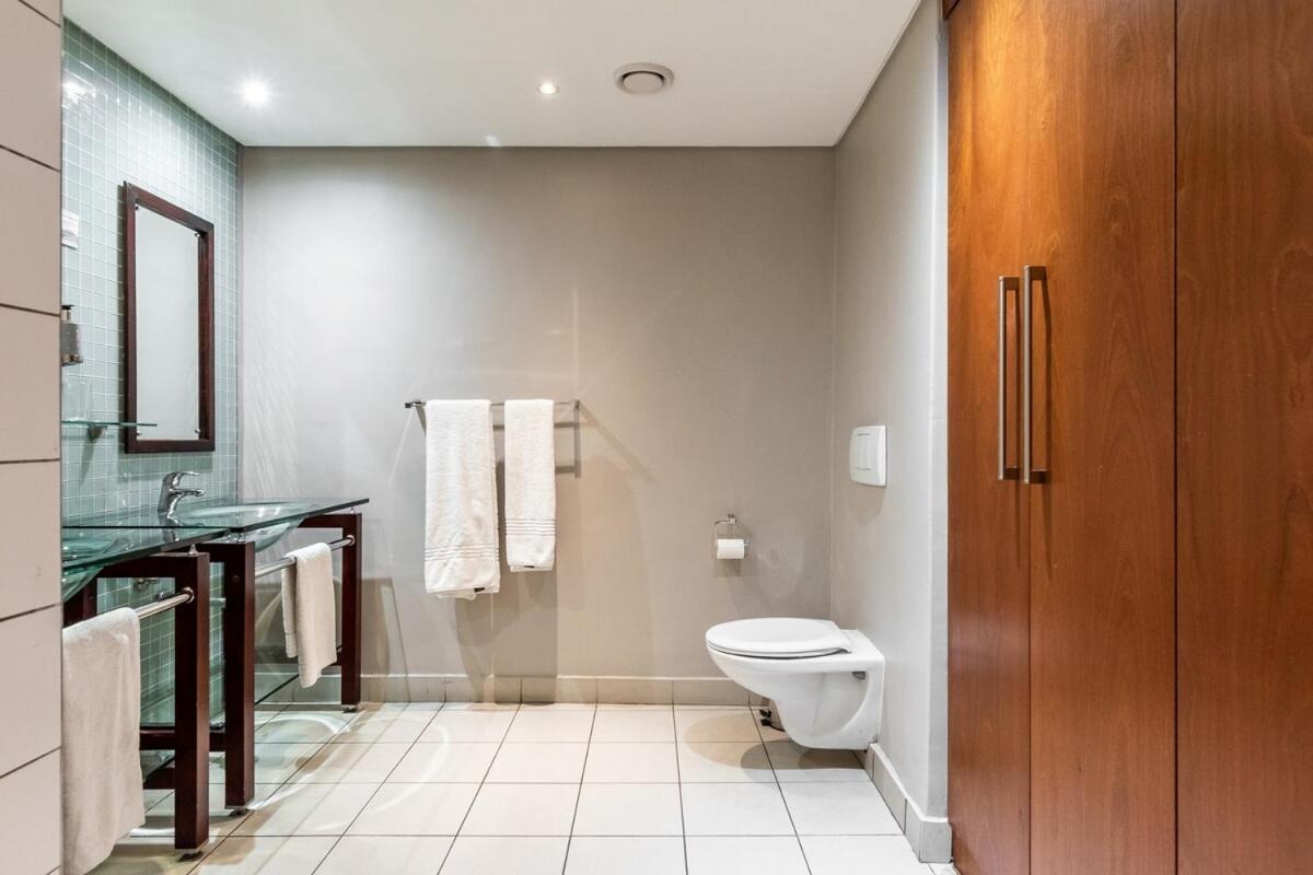 Comfort In The Heart Of Ct With Parking, Aircon Cape Town