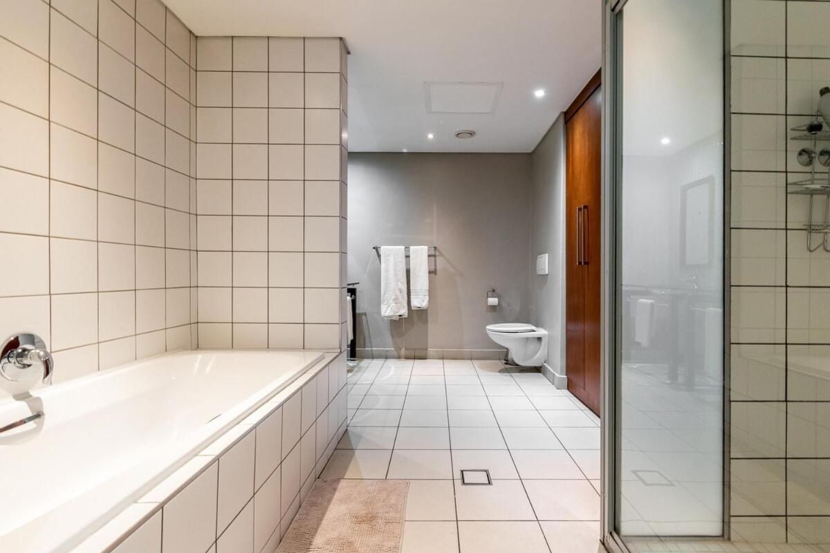 Comfort In The Heart Of Ct With Parking, Aircon Apartment Cape Town
