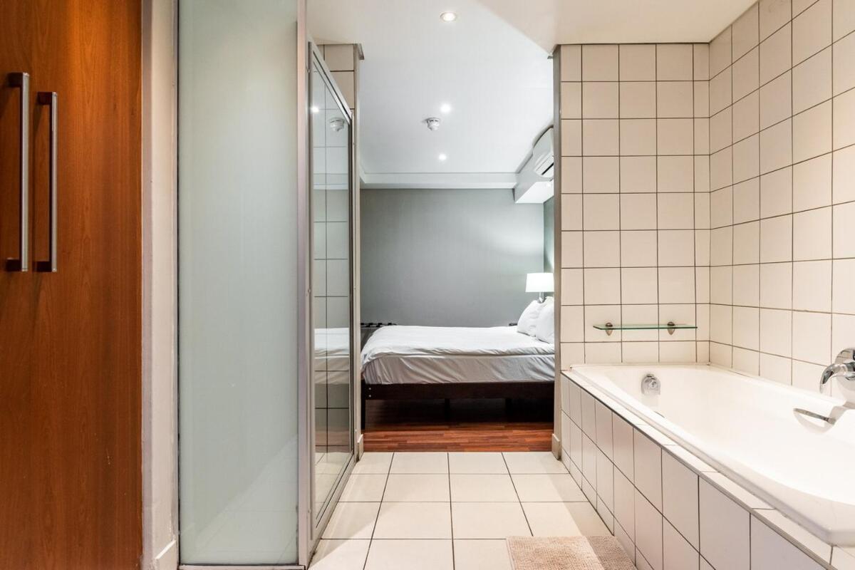Comfort In The Heart Of Ct With Parking, Aircon Cape Town