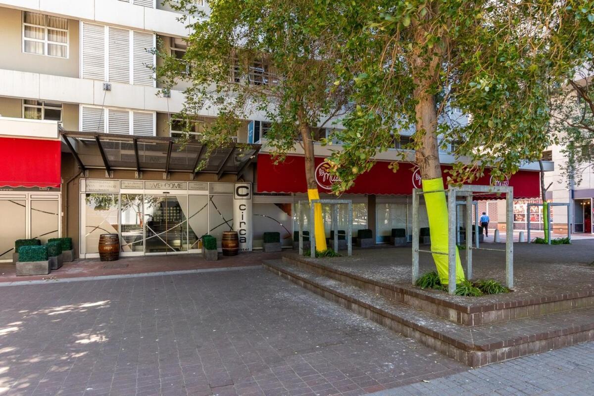 Comfort In The Heart Of Ct With Parking, Aircon Apartment