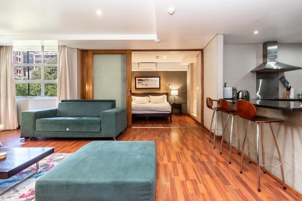 Comfort In The Heart Of Ct With Parking, Aircon Apartment
